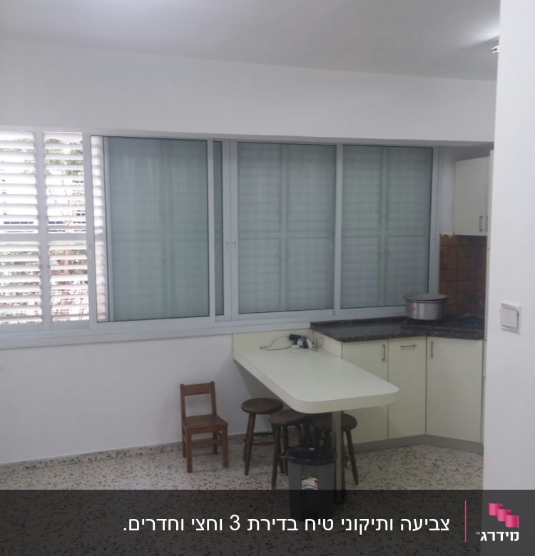 מטבח עם שולחן וכיסאות, חלון גדול עם תריסים